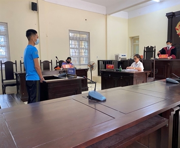 Xét xử sơ thẩm rút gọn vụ án "Chống người thi hành công vụ" liên quan đến...